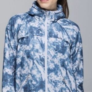 Lululemon Miss Misty Jacket Il
Sea Side Silver Fox Alberta Lake woman’s size 8